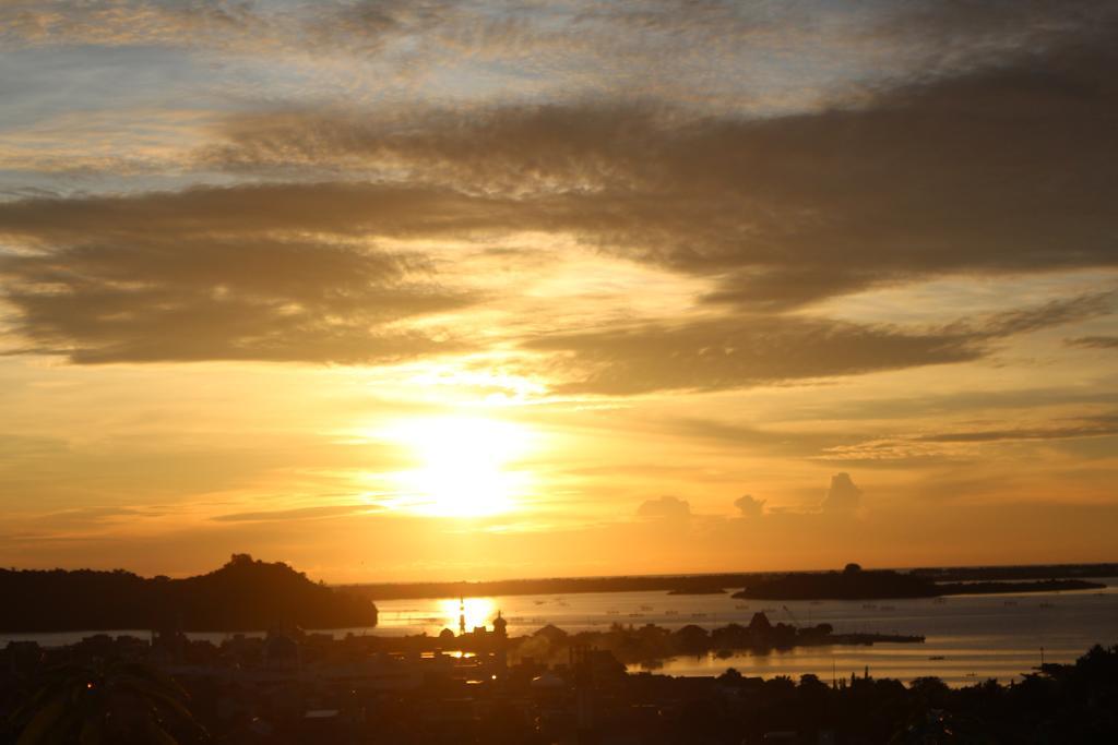โรงแรมซาเตรีย วิซาตา Pare-Pare ภายนอก รูปภาพ
